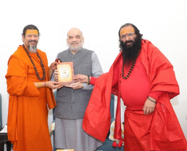 अमित शाह से मिलते रवींद्र पुरी व कैलसानंद गिरी