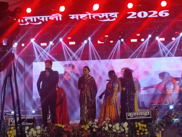 रितेश पांडेय संग डिंपल और खुशी कक्कड़।