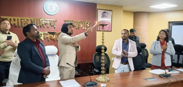 दीप प्रज्वलित कर कार्यशाला का शुभारंभ करते उपायुक्त
