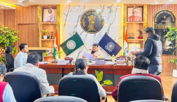 बैठक करते उपायुक्त