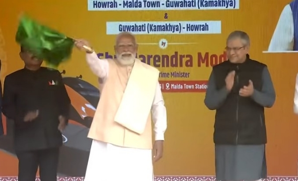 प्रधानमंत्री नरेन्द्र मोदी वंदे भारत स्लीपर ट्रेन को हरी झंडी दिखाकर रवाना करते