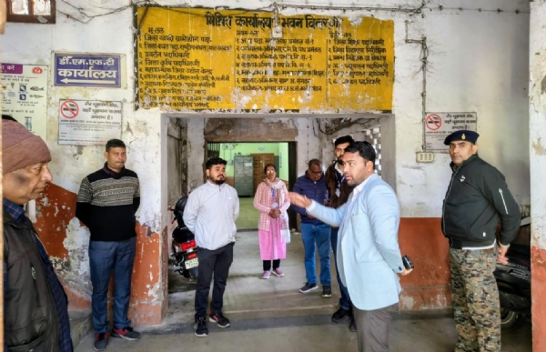 मिश्रित भवन का निरीक्षण करते डीडीसी