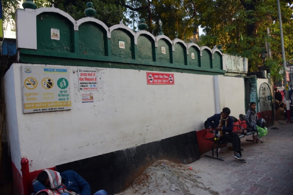 ट्रामा सेंटर में बनी मजार