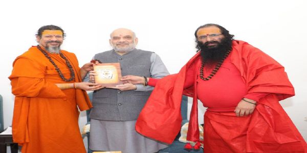 अमित-शाहेन सह स्वामी-कैलाशानन्द: महन्तः रवीन्द्र-पुरी च मिलितवन्तौ; हरिद्वार-कुंभं सनातन-धर्मं च आधृत्य संवादः अभवत्