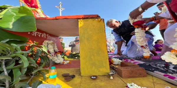 मंत्री नदीनाम् उद्गम स्थलस्य पूजनं कृत्वा अकरोत् जनसंवादम्