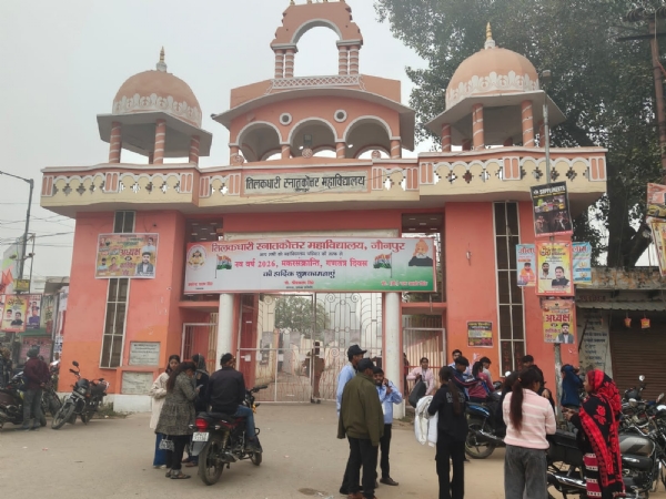 टीडी कॉलेज पर परीक्षा देने पहुंचे परीक्षार्थी