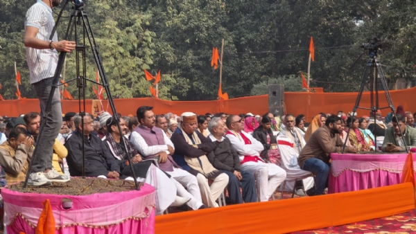 एक दिवसीय विराट हिन्दू सम्मेलन के दौरान प्रदेश भाजपा अध्यक्ष और अन्य लोग