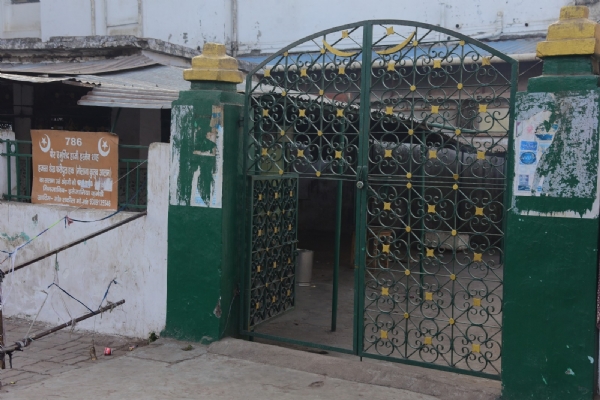 क्वीन मेरी के मुख्य गेट के बगल में बनी मजार