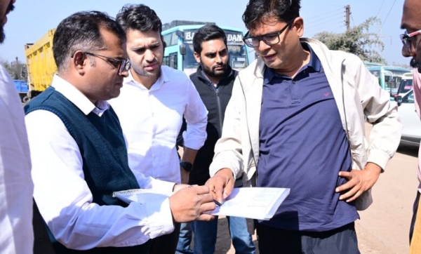 निर्माण कार्यों का निरीक्षण करते हुए वित्त मंत्री ओ पी चौधरी