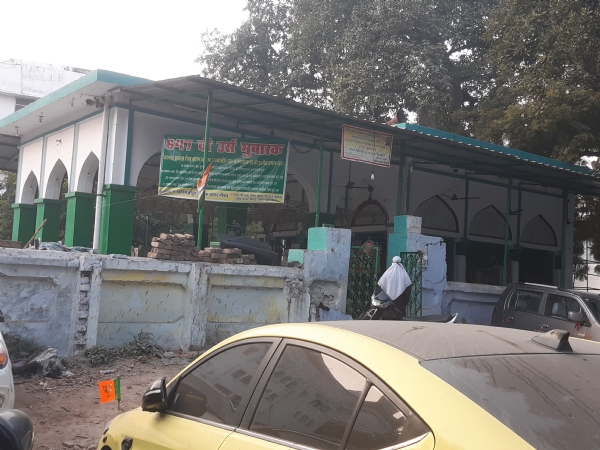 नेत्र रोग विभाग के पीछे खड़ी मजार