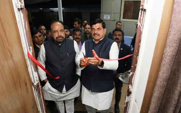 मप्रः पूर्व मंत्री भार्गव से मिले मुख्यमंत्री, बाल हृदय रोगियों की सहायता के लिए विशेष कक्ष का किया लोकार्पण