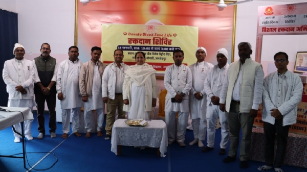 ब्रह्माकुमारीज़ कोल्हान प्रमुख अंजू दीदी द्वारा ईश्वरीय सौगात देकर सम्मानित किया