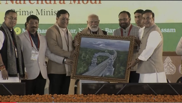 कार्यक्रम में असम के मुख्यमंत्री हिमंत बिस्वा सरमा, केंद्रीय पोत परिवहन मंत्री सर्बानंद सोनोवाल के साथ प्रधानमंत्री मोदी