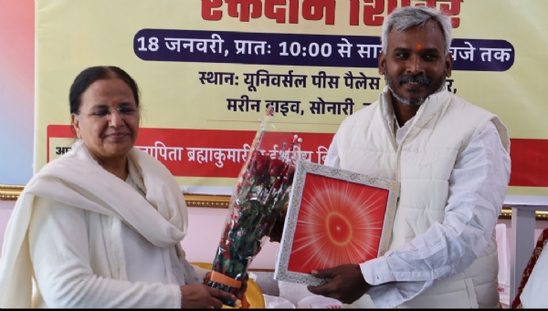 ब्रह्माकुमारीज़ कोल्हान प्रमुख अंजू दीदी द्वारा ईश्वरीय सौगात देकर सम्मानित किया