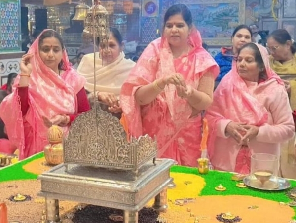 प्राचीन जैन मंदिर लोहागढ़ में कार्यक्रम के दौरान उपस्थित जैन समाज के लोग।