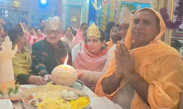 प्राचीन जैन मंदिर लोहागढ़ में कार्यक्रम के दौरान उपस्थित जैन समाज के लोग।