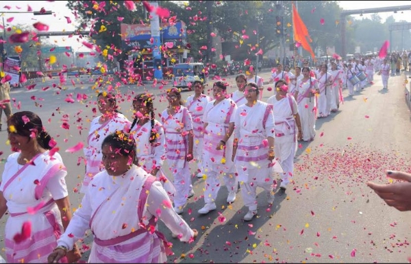 पथ संचलन करती सेविकाएं