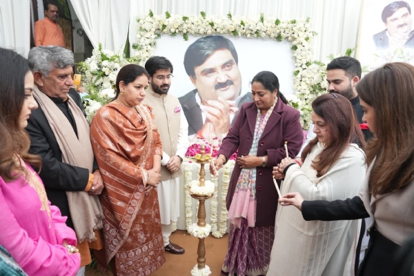 पंजाब केसरी भवन में पंजाब केसरी के पूर्व प्रधान संपादक अश्विनी कुमार चोपड़ा को श्रद्धांजलि देती मुख्यमंत्री रेखा गुप्ता