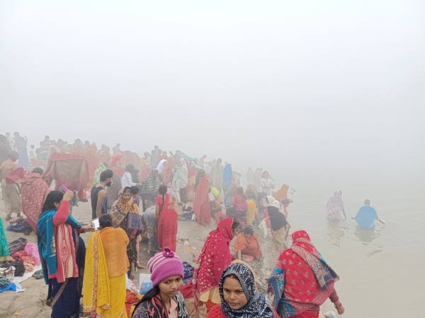 मौनी अमावस्या पर गंगा घाट पर उमड़ी भीड़