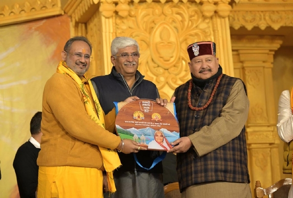 डॉक्टर चिन्मय पंड्या केंद्रीय मंत्री मनोज शेखावत वह उत्तराखंड के मंत्री सतपाल महाराज