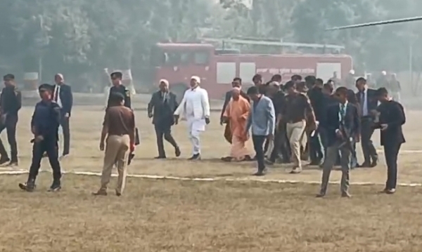 सुरक्षा घेरे में सीएम योगी आदित्यनाथ व अन्य