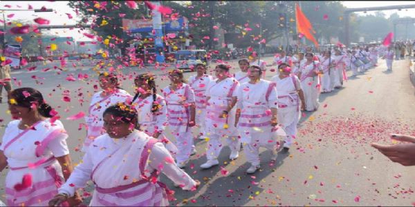 राष्ट्र-सेविका-समित्या पथ-सञ्चलनं कृत्वा राष्ट्र-निर्माणस्य सन्देशः प्रदत्तः