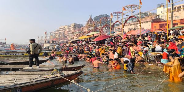 मौनी अमावस्यां वाराणस्यां च लक्षं श्रद्धालवःमौनं स्वीकृत्य पवित्र गंगायामकुर्वन् आस्थावगाहनं दान पुण्यं च