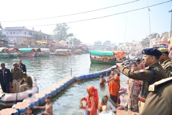 मंदाकिनी घाट का जायजा लेते एसपी ।