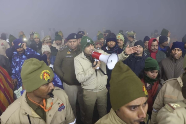 प्रयागराज पुलिस आयुक्त जोगेंद्र कुमार सिंह श्रद्धालुओं से अपील करने का छाया चित्र