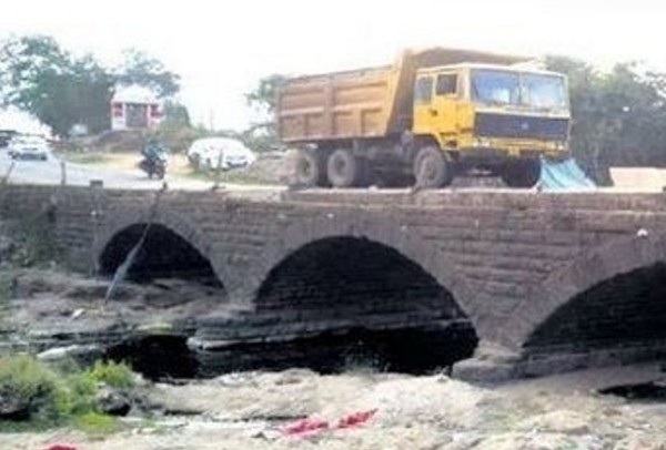 माचना नदी का पुराना पुल जर्जर हालत में