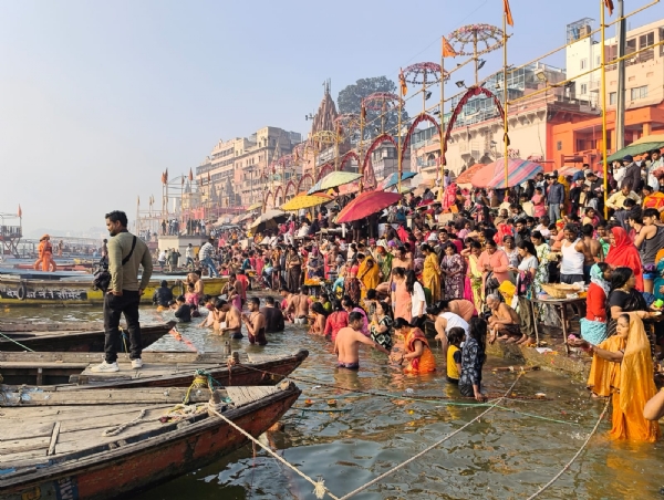 मौनी अमावस्या पर गंगा स्नान करते श्रद्धालु