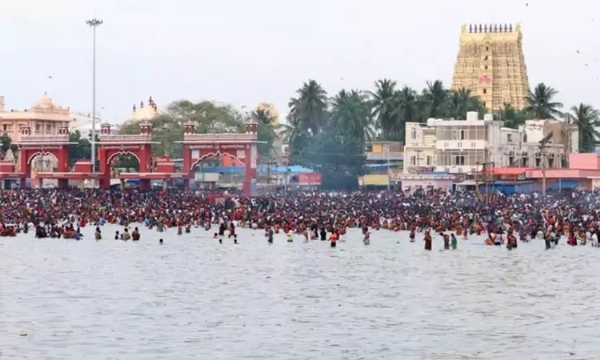 रामेश्वरम के अग्नि तीर्थ समुद्र में उमड़े श्रद्धालु