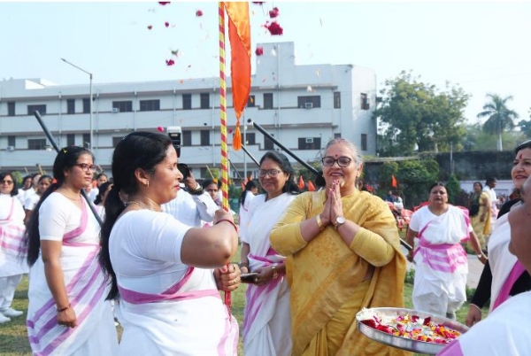 ध्वज पूजन करती सेविकाएं