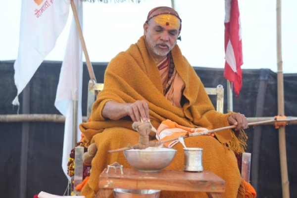 माघ मेला: शंकराचार्य स्वामी अविमुक्तेश्वरानंद महाराज पालकी पर पूजा करने का दृश्य