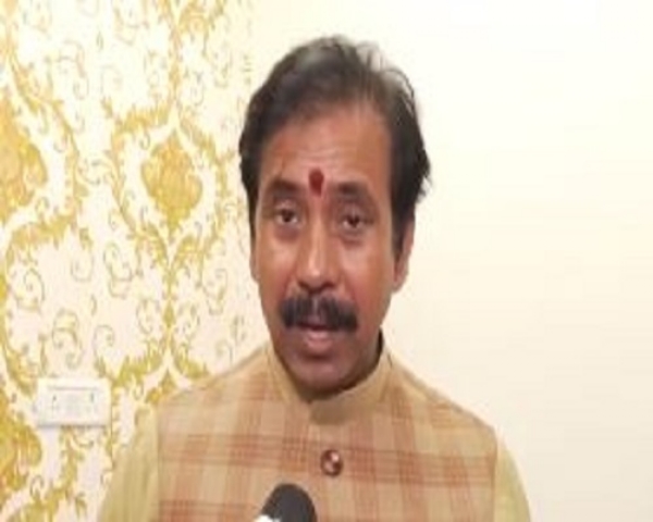 श्रम एवं सेवायोजन मंत्री अनिल राजभर मणिकर्णिका घाट विवाद पर जानकारी देते हुए।