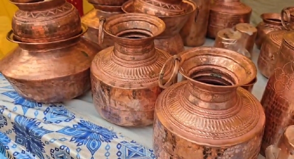 उत्तरायणी मेले में सजे तांबे के बर्तन।