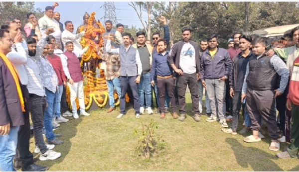 महाराणा प्रताप की प्रतिमा पर माल्यार्पण कर श्रद्धांजलि अर्पित करते