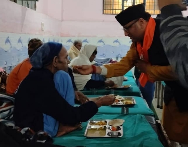 भोजन कराते विधायक सौरभ श्रीवास्तव