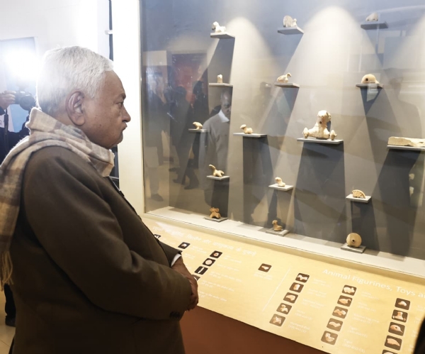 मुख्यमंत्री ने कुम्हरार पार्क में रखी ऐतिहासिक धरोहर का अवलोकन करते हुए