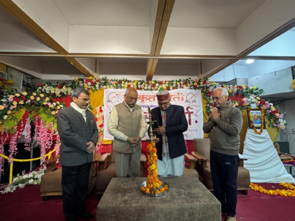 दीप जलाते मंचासीन अतिथि