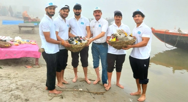 गंगा उस पार रेती पर स्वच्छता अभियान