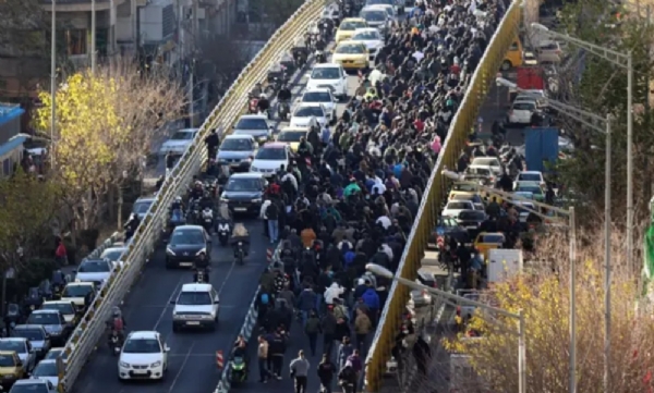 ईरान की राजधानी तेहरान समेत कई शहरों में प्रदर्शन हो रहे हैं। फोटो -इंटरनेट मीडिया