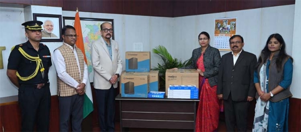 राज्यपाल रमेन डेका कस्तूबा गांधी बालिका आवासीय विद्यालय काे कम्प्यूटर प्रदान करते हुए राज्यपाल रमेन डेका कस्तूबा गांधी बालिका आवासीय विद्यालय काे कम्प्यूटर प्रदान करते हुए