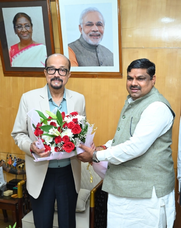 राज्यपाल रमेन डेका को स्कूल शिक्षा मंत्री  गजेंद्र यादव ने नए वर्ष की शुभकामनाएं देते हुए