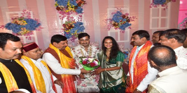 नागदानगरे भाजपा–जनपद–अध्यक्षस्य पुत्र–विवाहे मुख्यमन्त्रिणा वर–वधुभ्याम् आशीर्वादः प्रदत्तः