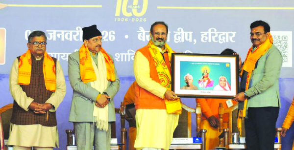 अनावरण अवसर पर अतिथियों का सम्मान करते हुए चिन्मय पण्ड्या