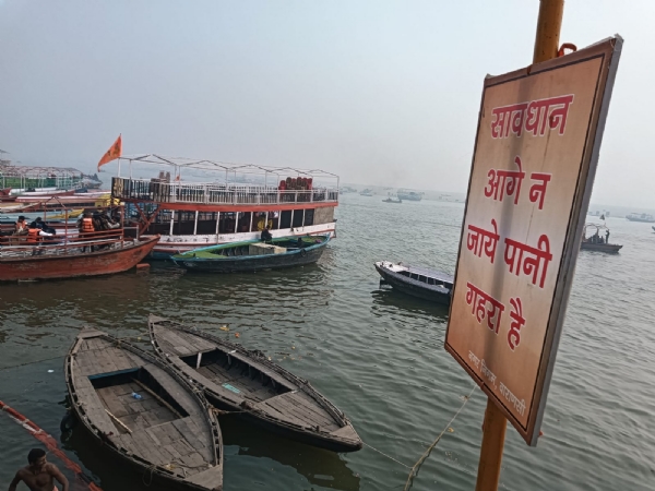 वाराणसी में गंगा किनारे माघ मेला की तैयारी