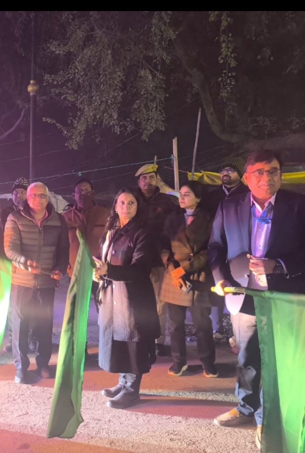 माघ मेला क्षेत्र में गुरुवार रात एम्बुलेंस सेवा का शुभारंभ करते हुए मंडलायुक्त सौम्या अग्रवाल एवं सीएमओ का छाया चित्र