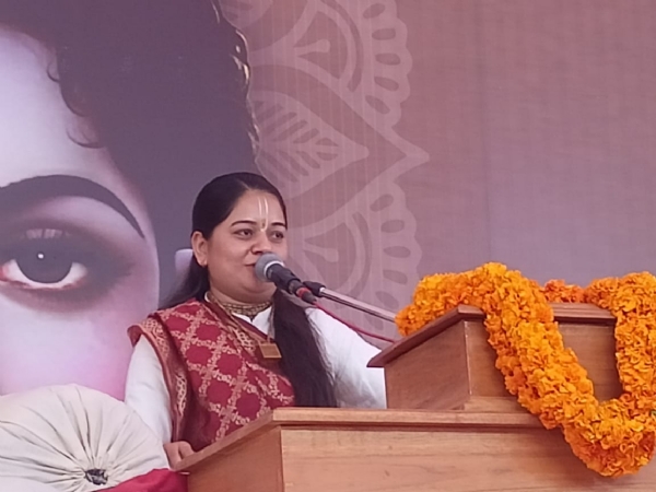 गौरी गांव में श्रीराम कथा  कहती पं. रश्मि मिश्रा।