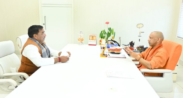 मुख्यमंत्री से मिलते विधायक रमाशंकर सिंह पटेल।